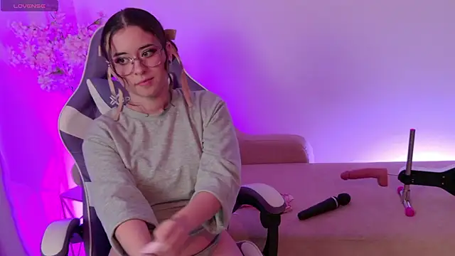 Mia wee online show from February 2026 07:01:01 PM