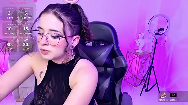 Snapshot of Mia_wee chatting on October 2025 06:21:01 PM Mia wee online show from October 2025 06:21:01 PM