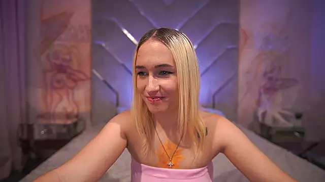 LilElfie online show from September 2025 01:17:01 PM