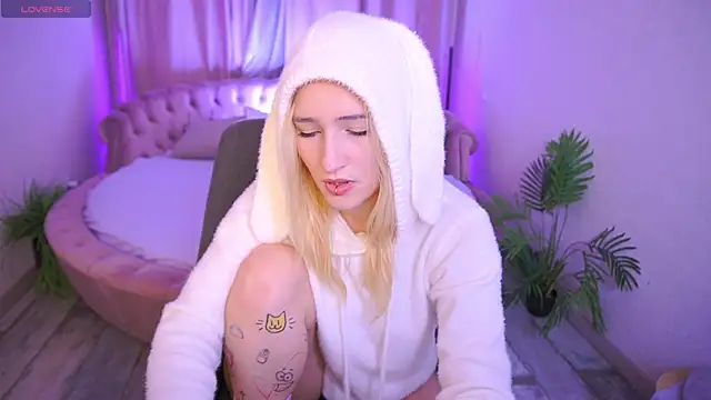 LilElfie online show from November 2025 09:25:01 AM