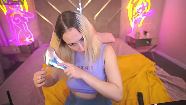 LilElfie online show from November 2025 01:48:02 PM