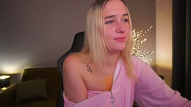 LilElfie online show from October 2025 01:13:02 PM