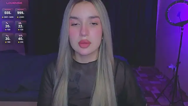 Snapshot of RoxyChill chatting on September 2025 08:31:01 PM RoxyChill online show from September 2025 08:31:01 PM