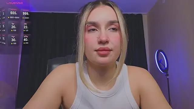 Snapshot of RoxyChill chatting on October 2025 08:50:01 PM RoxyChill online show from October 2025 08:50:01 PM