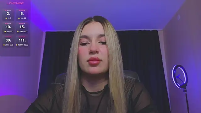 Snapshot of RoxyChill chatting on October 2025 07:37:01 PM RoxyChill online show from October 2025 07:37:01 PM