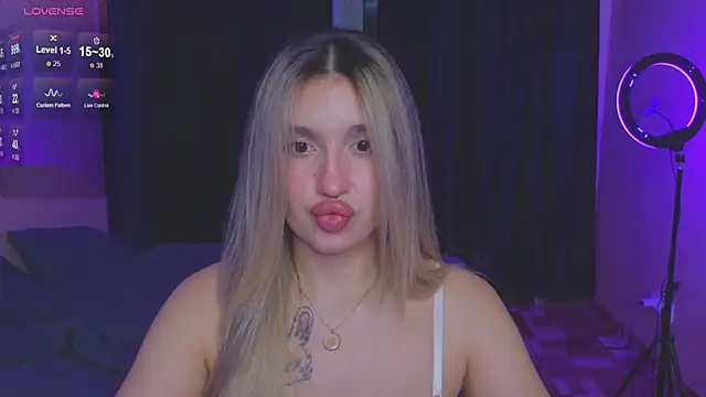 Snapshot of RoxyChill chatting on September 2025 07:46:02 PM RoxyChill online show from September 2025 07:46:02 PM
