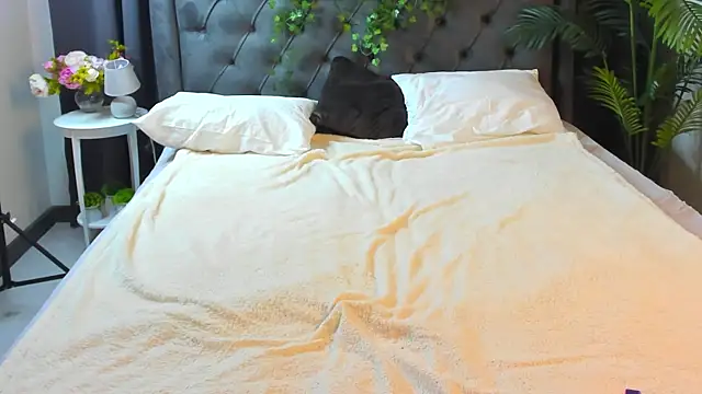 cute luucy online show from December 2025 04:11:02 AM