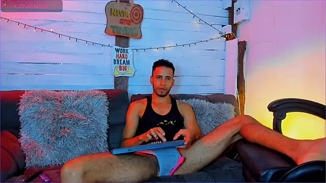 Snapshot of Alex_bigcock11_ chatting on May 2026 06:11:01 PM Alex bigcock11 online show from May 2026 06:11:01 PM