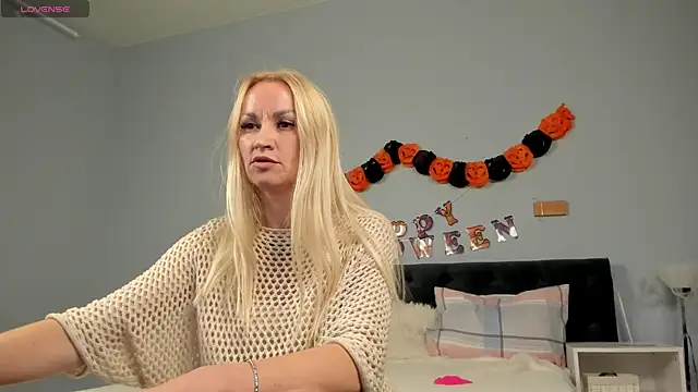 KiraSun online show from October 2025 12:03:01 PM