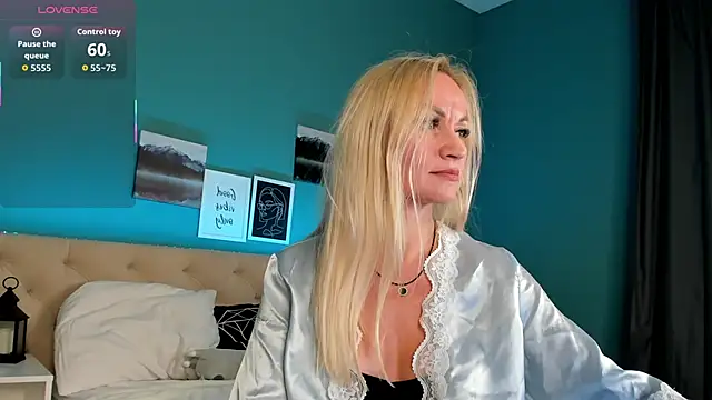KiraSun online show from September 2025 12:22:02 PM