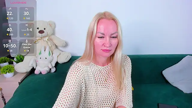 KiraSun online show from November 2025 12:09:02 PM