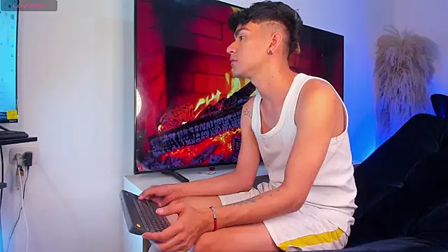 Snapshot of Steven_baby69 chatting on October 2025 03:07:02 AM Steven baby69 online show from October 2025 03:07:02 AM