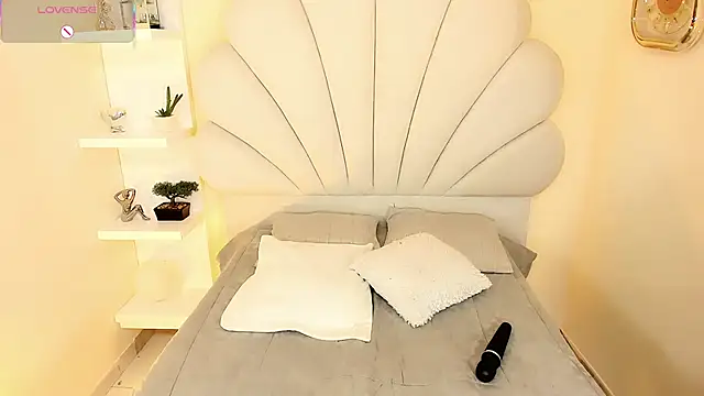 HottSalomee online show from November 2025 06:06:01 AM