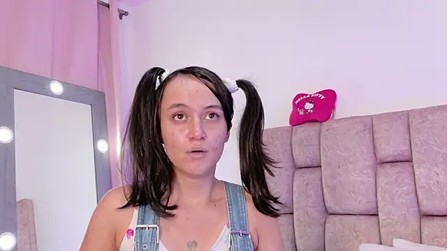 LolaYun online show from November 2025 05:28:01 PM