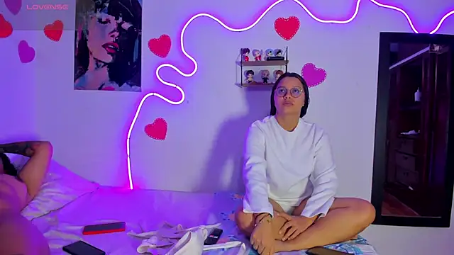 Dilan and Mia online show from April 2026 11:01:02 PM