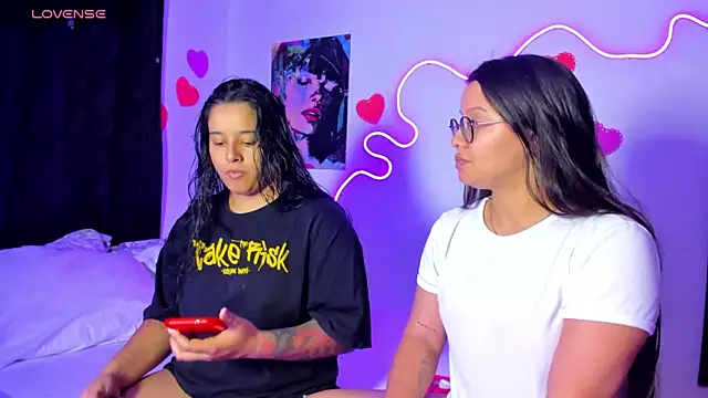 Dilan and Mia online show from April 2026 11:32:02 PM