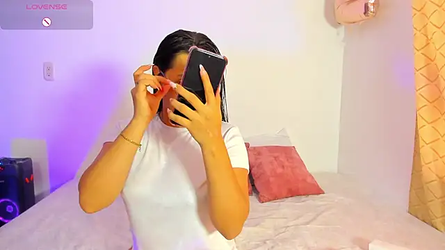 Dilan and Mia online show from November 2025 01:11:01 PM