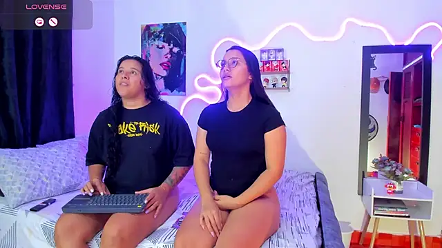 Dilan and Mia online show from September 2025 10:02:02 PM