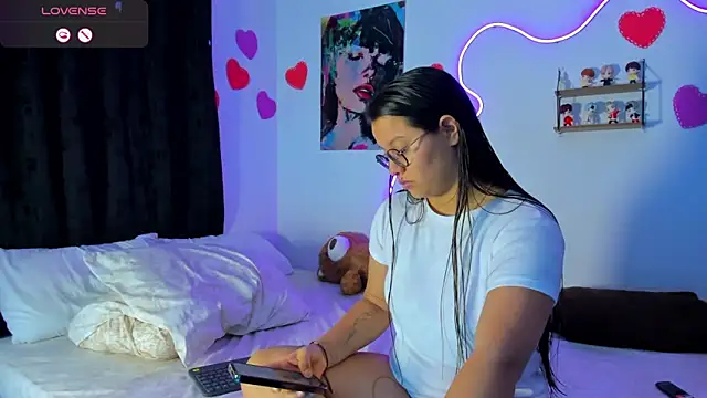 Dilan and Mia online show from April 2026 12:07:01 AM