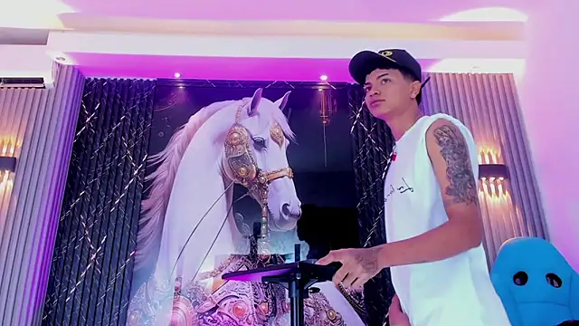 Dominic Max  online show from November 2025 05:23:02 AM