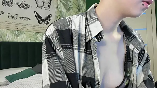 Snapshot of CarolineRichter chatting on November 2025 02:10:01 AM CarolineRichter online show from November 2025 02:10:01 AM