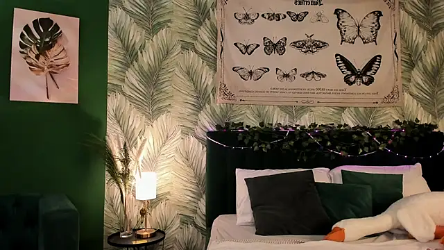 Snapshot of CarolineRichter chatting on November 2025 02:48:02 AM CarolineRichter online show from November 2025 02:48:02 AM