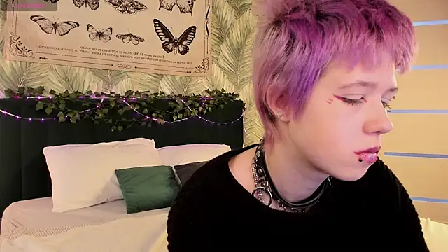 Snapshot of CarolineRichter chatting on November 2025 03:32:02 AM CarolineRichter online show from November 2025 03:32:02 AM