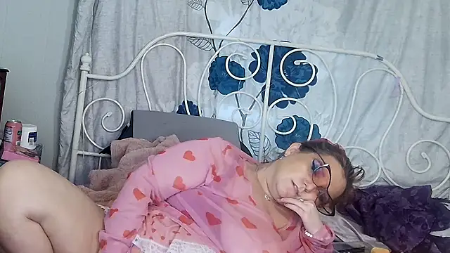 g0lden are0las89 online show from April 2026 06:54:01 PM