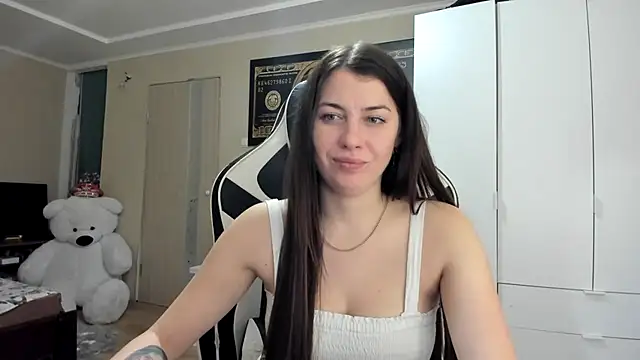 EmiLovsi online show from October 2025 07:37:02 PM