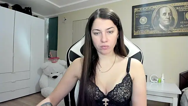 EmiLovsi online show from October 2025 04:52:02 PM