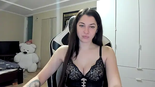 EmiLovsi online show from November 2025 11:20:01 PM