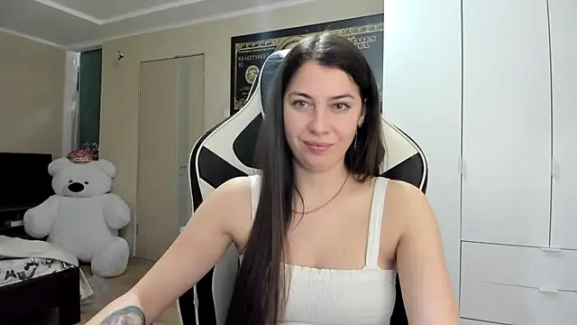 EmiLovsi online show from October 2025 07:26:01 PM