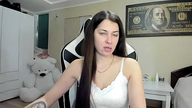 EmiLovsi online show from October 2025 08:09:02 PM