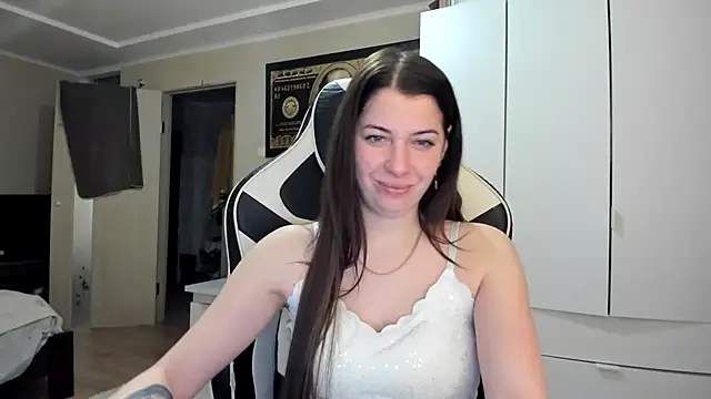 EmiLovsi online show from February 2026 05:41:01 PM