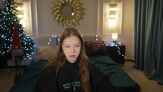 Esmie Smile online show from December 2025 07:36:05 PM