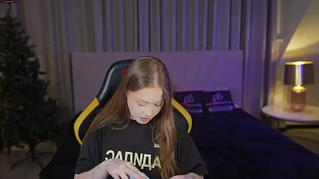 Esmie Smile online show from January 2026 12:03:01 AM