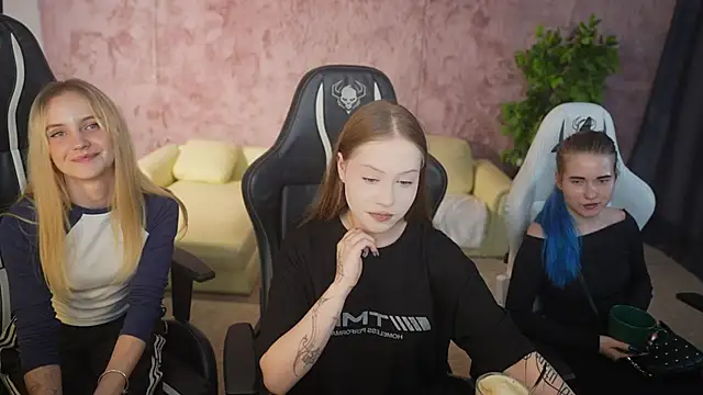 Snapshot of Esmie_Smile chatting on September 2025 02:50:01 PM Esmie Smile online show from September 2025 02:50:01 PM