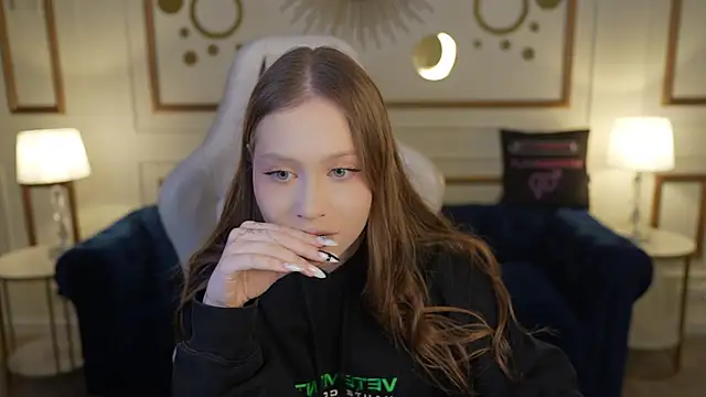 Esmie Smile online show from November 2025 07:39:01 PM