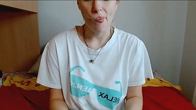 Snapshot of SatinQueen90 chatting on November 2025 10:41:01 AM SatinQueen90 online show from November 2025 10:41:01 AM