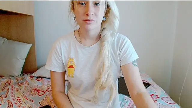 Snapshot of SatinQueen90 chatting on December 2025 09:11:02 AM SatinQueen90 online show from December 2025 09:11:02 AM