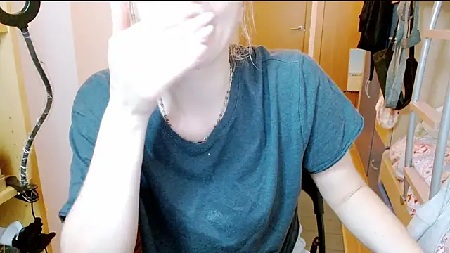 Snapshot of SatinQueen90 chatting on November 2025 05:44:02 AM SatinQueen90 online show from November 2025 05:44:02 AM