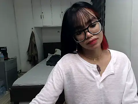 eattmebabyy online show from April 2026 11:24:01 AM