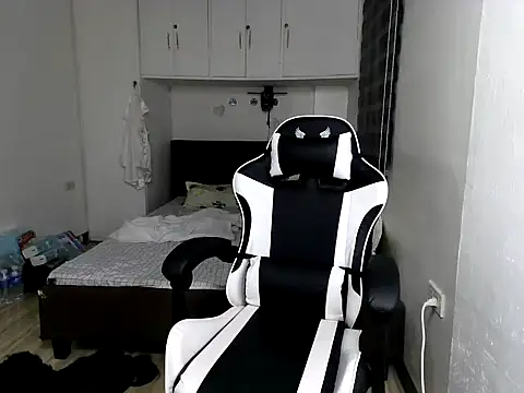 eattmebabyy online show from November 2025 12:06:01 PM