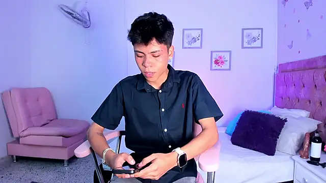 Snapshot of MaxiWildd chatting on June 2026 01:05:02 PM MaxiWildd online show from June 2026 01:05:02 PM