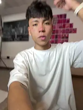 MaxiWildd online show from April 2026 01:06:02 PM