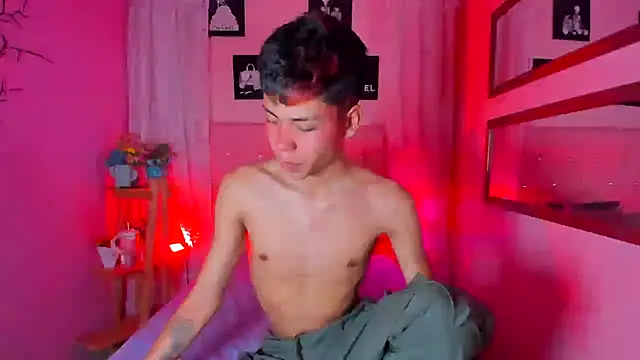 MaxiWildd online show from November 2025 01:03:01 PM