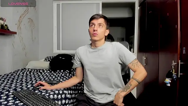 Snapshot of Noxx_starkK chatting on November 2025 01:48:02 AM Noxx starkK online show from November 2025 01:48:02 AM