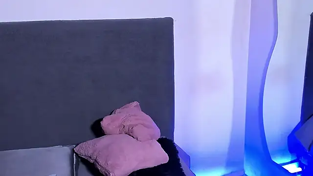 saramikaelson online show from April 2026 09:37:02 PM