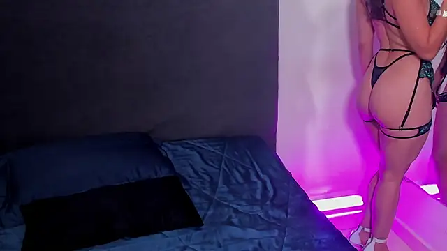 saramikaelson online show from December 2025 08:11:01 PM