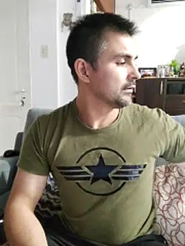 Snapshot of Bradd_32 chatting on December 2025 02:14:02 AM Bradd 32 online show from December 2025 02:14:02 AM